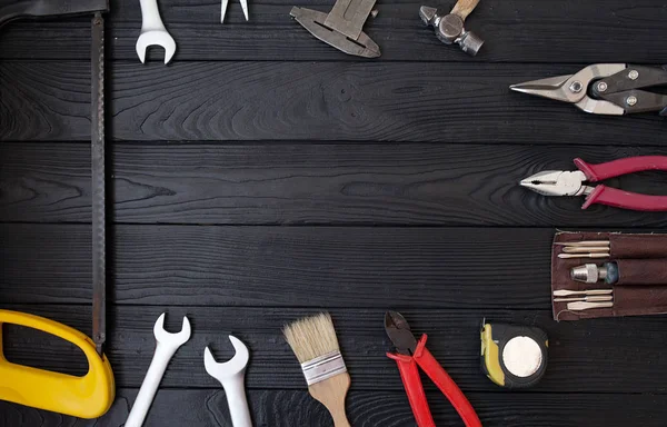 Ahşap bir arkaplanda araçları kapat