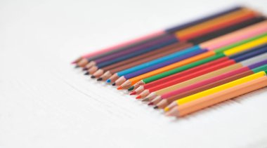 Beyaz arka plan üzerinde eğitim çerçeve kavramı izole kopya alanı kalemle renk.