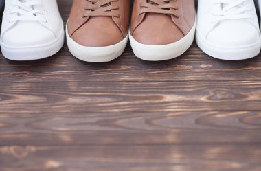 Renkli spor ayakkabı çeşitli çiftleri ahşap zemin zemin üzerine koydu