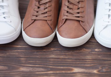 Renkli spor ayakkabı çeşitli çiftleri ahşap zemin zemin üzerine koydu