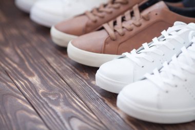 renkli spor ayakkabı arious çiftleri ahşap zemin zemin üzerine koydu