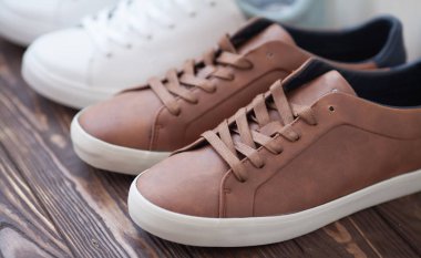 Renkli spor ayakkabı çeşitli çiftleri ahşap zemin zemin üzerine koydu