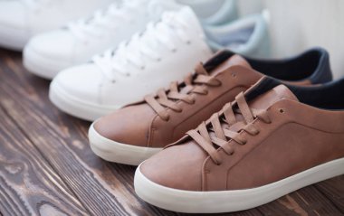 Renkli spor ayakkabı çeşitli çiftleri ahşap zemin zemin üzerine koydu