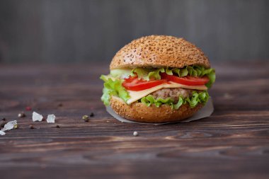 Lezzetli taze ev yapımı hamburger ahşap bir masa üzerinde