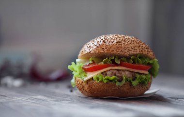 Lezzetli taze ev yapımı hamburger ahşap bir masa üzerinde