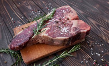 Koyu ahşap arka plan kavurma için hazır çiğ et biftek