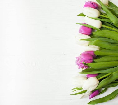 Beyaz ahşap zemin üzerinde renk laleler