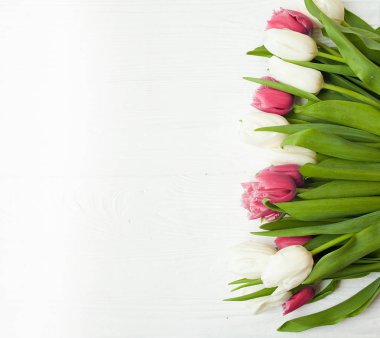 Beyaz ahşap zemin üzerinde renk laleler