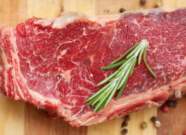 Kesme tahtasında çiğ biftek