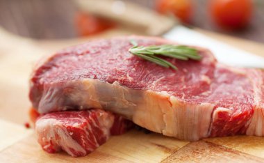 Kesme tahtasında çiğ biftek