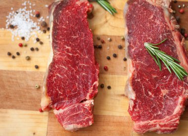 Kesme tahtasında çiğ biftek