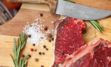 Ham antrikot biftek biftek malzemelerle yemek. Kopya alanı ile Üstten Görünüm