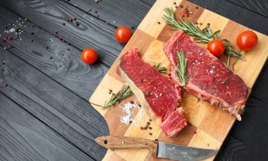 Ham antrikot biftek biftek malzemelerle yemek. Kopya alanı ile Üstten Görünüm