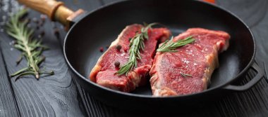 dökme demir tava üzerinde çiğ biftek