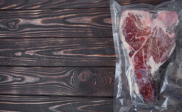 Вакуумное Мясо Старом Деревянном Фоне — стоковое фото