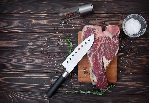 Nyers Hús Steak Pörkölés Készek Sötét Fából Készült Háttér — Stock Fotó