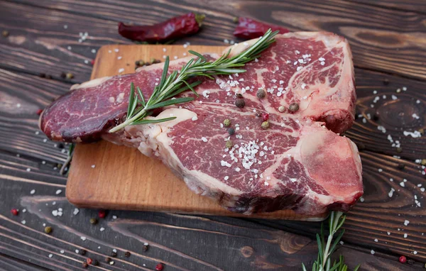 Raw Meat Steak Dark Wooden Background Ready Roasting — Stock Photo, Image