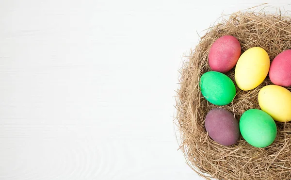 Huevos Pascua Nido Sobre Fondo Madera Blanca — Foto de Stock