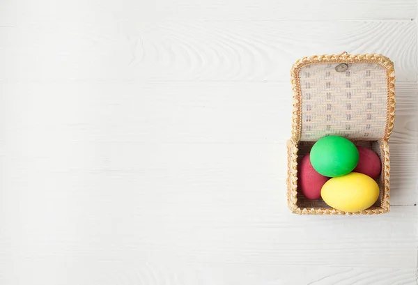 Huevos Pascua Nido Sobre Fondo Madera Blanca — Foto de Stock