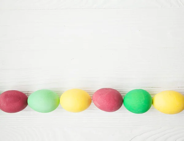 Huevos Pascua Coloridos Sobre Fondo Madera Blanca — Foto de Stock