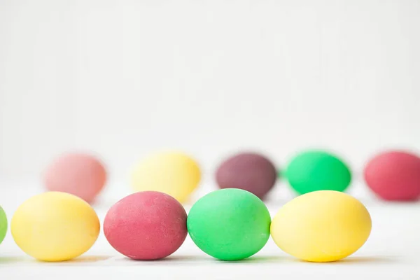 Huevos Pascua Coloridos Sobre Fondo Madera Blanca — Foto de Stock