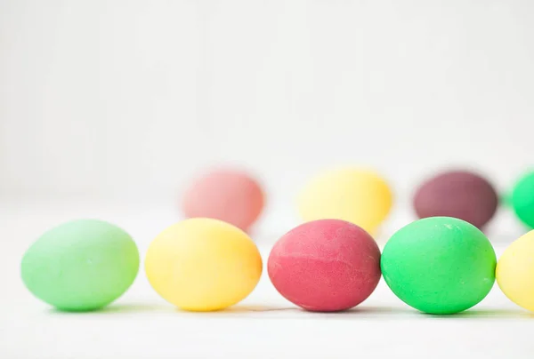 Huevos Pascua Coloridos Sobre Fondo Madera Blanca — Foto de Stock