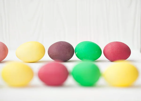 Huevos Pascua Coloridos Sobre Fondo Madera Blanca — Foto de Stock