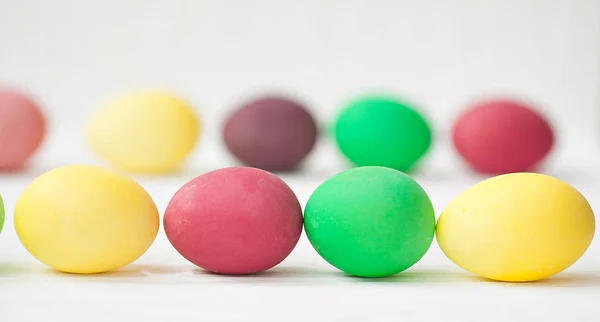 Huevos Pascua Coloridos Sobre Fondo Madera Blanca — Foto de Stock