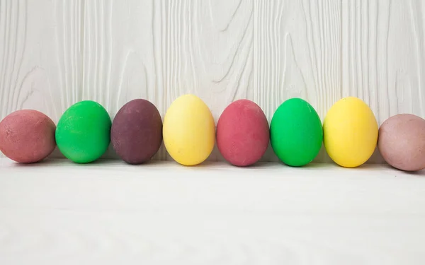 Huevos Pascua Coloridos Sobre Fondo Madera Blanca — Foto de Stock