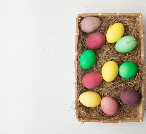 Huevos Pascua Nido Sobre Fondo Madera Blanca — Foto de Stock