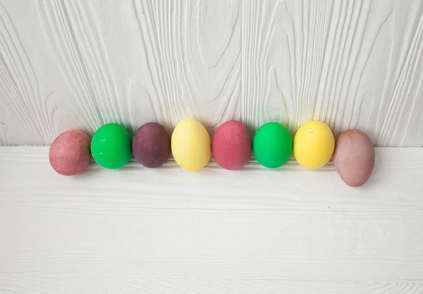 Huevos Pascua Coloridos Sobre Fondo Madera Blanca — Foto de Stock