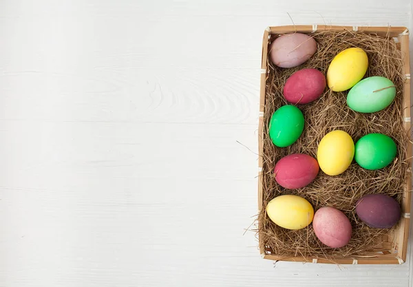 Huevos Pascua Nido Sobre Fondo Madera Blanca — Foto de Stock