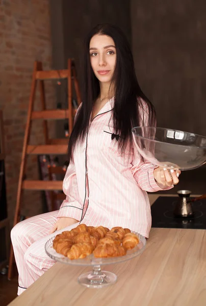 Mulher Pijama Segurando Croissant Fresco Assado — Fotografia de Stock