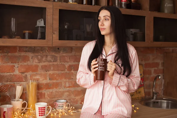 Jovem Mulher Feliz Bebendo Café Cozinha Pela Manhã — Fotografia de Stock