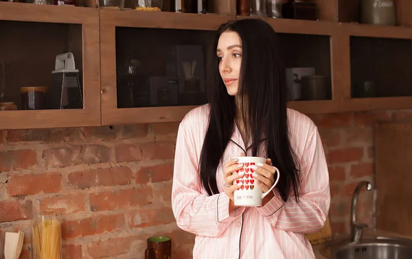 Jovem Mulher Feliz Bebendo Café Cozinha Pela Manhã — Fotografia de Stock