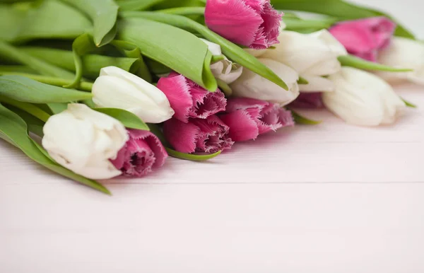 Tulipany Kolor Białym Tle Drewnianych — Zdjęcie stockowe