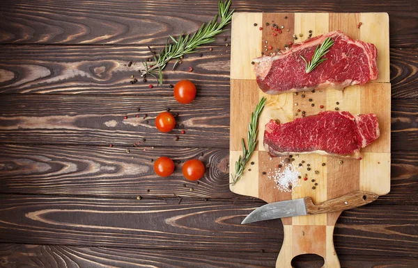 Raw Steak Cutting Board — Stock Photo, Image