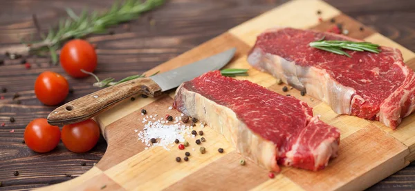 Bistecca Cruda Con Spezie Ingredienti Cottura Vista Dall Alto — Foto Stock