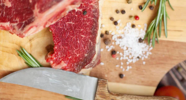 Ruwe Ribeye Biefstuk Koken Met Ingrediënten Bovenaanzicht Met Kopie Ruimte — Stockfoto