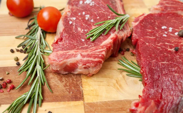 Raw Steak Cutting Board — Stock Photo, Image
