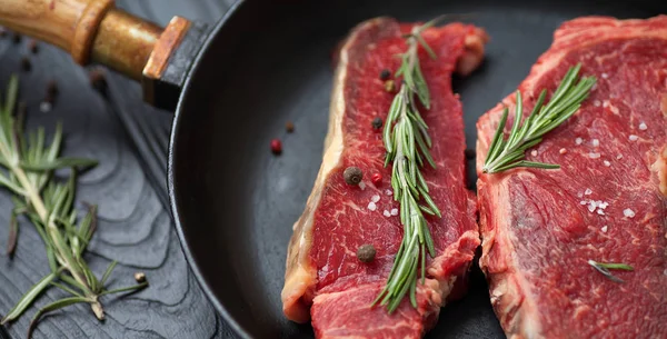 Bistecca Ribeye Fresca Cruda Con Sale Condimenti Rosmarino Una Padella — Foto Stock