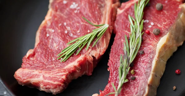 Raw Steak Cast Iron Frying Pan — Stock Photo, Image