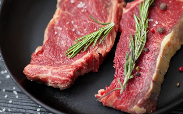 Bistecca Ribeye Fresca Cruda Con Sale Condimenti Rosmarino Una Padella — Foto Stock