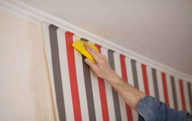 duvar kağıdı duvar, duvar kağıdı yumuşatmak için çalışan el yapıştırma işlemi