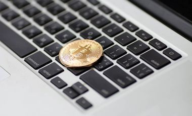 klavye üzerinde altın bitcoin