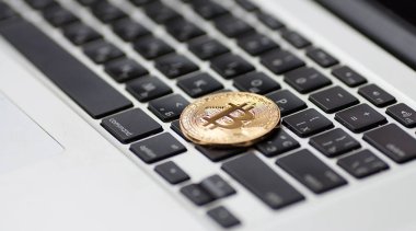 klavye üzerinde altın bitcoin