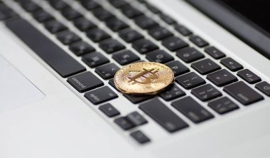 klavye üzerinde altın bitcoin