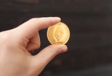 Ethereum para adamın elinde. ETH.