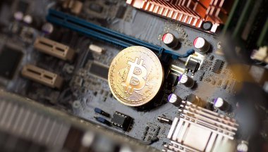 Bitcoin. Altın Bitcoin elektronik bilgisayar işlemci kartı.