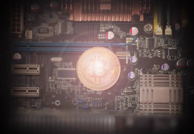Bitcoin. Altın Bitcoin elektronik bilgisayar işlemci kartı.
